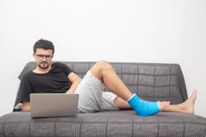 A man with a broken leg researching how personal injury claims work.